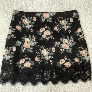 Black floral print and lace mini skirt/Minifalda negra estampado floriado encaje
